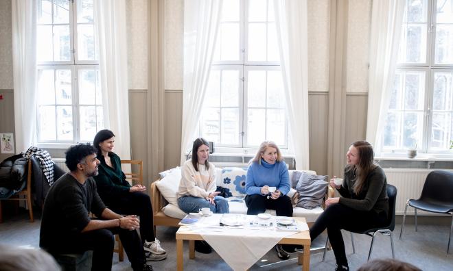 Kaffeklubben är som ett vardagsrum där man kan umgås och prata. Från vänster Pawan Soares, Julia Artemnko, Liahina Anastasiia, Iryna Kudloy och Hanna Lindholm.@Normal_indrag:<@Fotograf>Hülya Tokur-Ehres