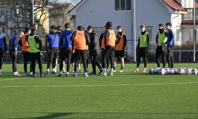 Det var fullt hus på IFK Mariehamns träning på torsdagen.<@Fotograf>Robert Jansson