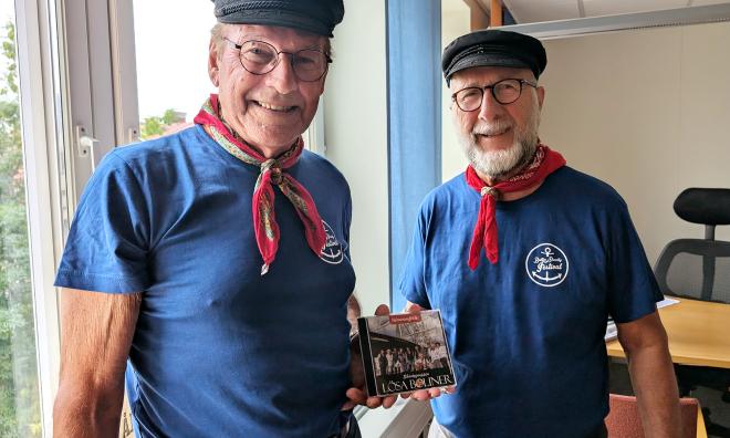 Bjarne Ekblom och Sven-Åke Gustavsson visar upp skivan, som till deras glädje hann bli klar innan Tall Ships Races. Fredrik Ytterström. 