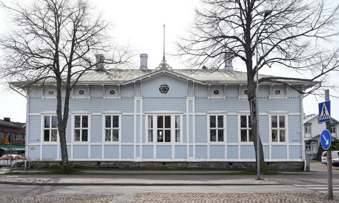 Huset uppfördes som en skolbyggnad 1876. Nu blir det ett centrum för rådgivning till inflyttade.