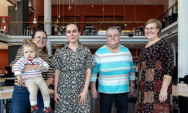 Arrangörerna ser emot helgens mässa, som fokuserar på åländsk litteratur. I år har scenprogrammet även fått ett nordiskt inslag. Från vänster: Ingrid Nordberg med dottern Sigrid, Ulrika Nettelblad, Kerstin Kronqvist och Cia Numelin.