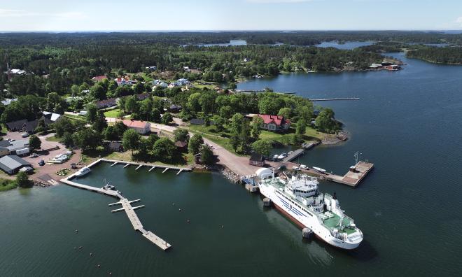 Redan före beslutet om höjda avgifter och andra förändringar fattades lämnades skrivelser till LR. Protesterna har fortsatt efter att beslutet klubbades. På bilden syns Skarven i Degerby.<@Fotograf>Robert Jansson