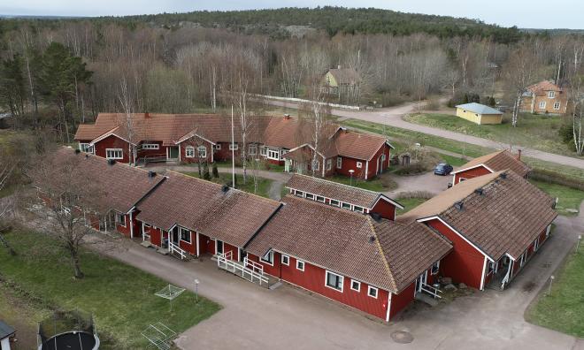 På Hemgården i Geta tar man bemanningsfrågan dag för dag, säger föreståndare Janice Häggblom. Hon hoppar själv in i vården vid behov.@Foto:Robert Jansson