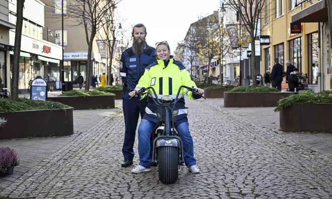 Kommissarie Pasi Eronen och trafiksäkerhetskonsulent Catharina Smiderstedt poängterar att lätta elfordon följer samma trafikregler som cyklisterna.<@Fotograf>Daniel Eriksson