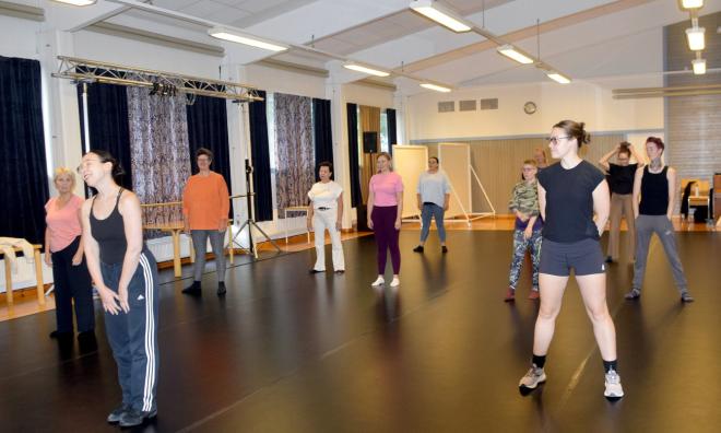 Elzbieta Söderlund, andra från vänster, leder dansen för vuxna på ÅMI. Dansare är Harriet Lundell, Erika Wiklund-Mörn, Tatijana Nasarenko, Olga Rogova, Channa Öhman, Ellinor Mattsson, Nathalie Dragonwitch, Karolina Viltblom, Linda Johansson och Shane Nilsson.@Normal_indrag:<@Fotograf>Nina Eriksson