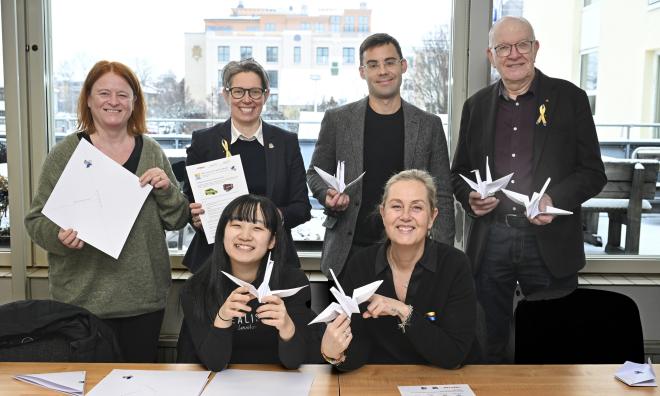 Representanterna från Mariehamns Rotaryklubb hoppas på god uppslutning kring insamlingen. I bakre raden från vänster syns Anna Dahlman, Fanny Johansson, Mathias Grunér och Torsten Wikstrand. Längst fram Yuuha Hamada och Monica von Frenckell.