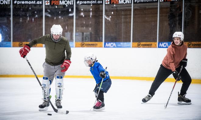 Andreas Karlsson, Wincent Kjäll och Lenita Kjäll brukar passa på att spela ishockey när det är friåkning på Islandia när de besöker släkten på Åland. 