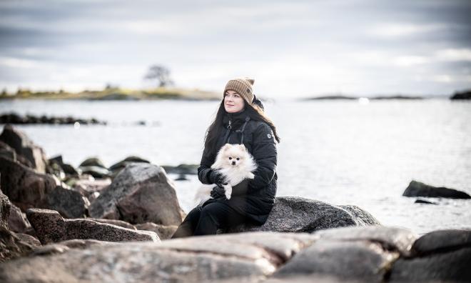 Sarah Wester kallar sig själv för skogsmulle av hög rang, och trivs bäst ute i naturen. Gärna med havet i närheten och hunden Otto som sällskap.