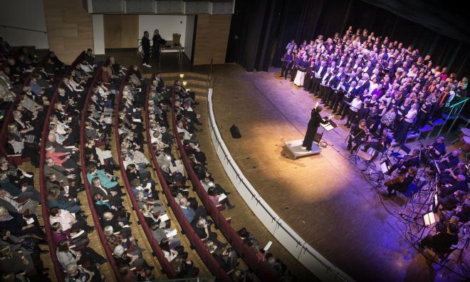 Det var en mäktig musikupplevelse när alla körer uppträdde samtidigt på Alandicas stora scen inför fullsatt publik. Här dirigerar Ålands sång- och musikförbunds ordförande Sara Kemetter. 