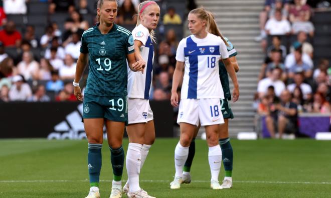 Adelina Engman, här tillsammans med Linda Sällström, kunde inte rå på Tyskland.