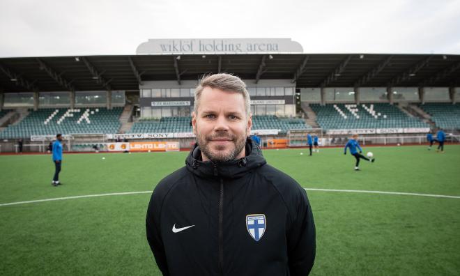 Två år efter att Peter ”Lundis” Lundberg lämnade sitt uppdrag som huvudtränare i IFK Mariehamn är han nu tillbaka på WHA – med ett helt nytt U20-landslag.@Foto:Daniel Eriksson