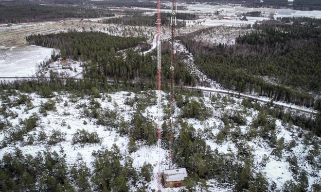 Den gamla och den nya masten står än så länge bredvid varandra, men småningom monteras den äldre masten ned. 