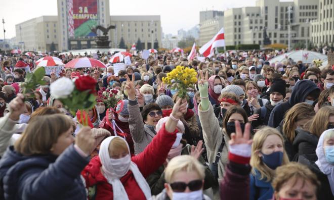 Människor protesterar i Belarus, efter att Lukasjenko utropat sig till segrare i presidentvalet. Arkivbild.