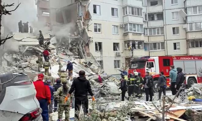 Den kollapsade byggnaden i Belgorod i regionen med samma namn i västra Ryssland. Bilden är distribuerad av ryska räddningstjänsten.