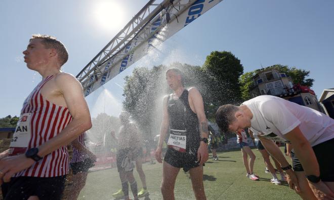 Många löpare svalkade sig i duscharna under lördagens halvmaraton Göteborgsvarvet.