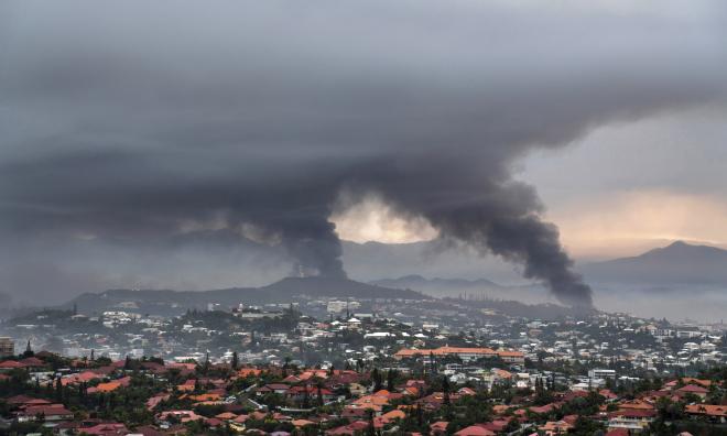 Rök stiger mot himlen i Nouméa i Nya Kaledonien under onsdagen. Flera butiker har plundrats och satts i brand under oroligheterna.