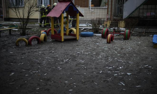 Glassplitter syns på en förskolegård i utkanten av Ukrainas huvudstad Kiev. Arkivbild.