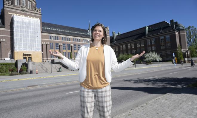 Överintendent Lisa Månsson framför Naturhistoriska riksmuseet som öppnar igen den 4 juni.