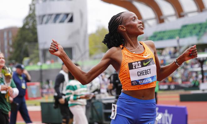 Kenyanskan Beatrice Chebet satte världsrekord på 10|000 meter i Eugene, USA.