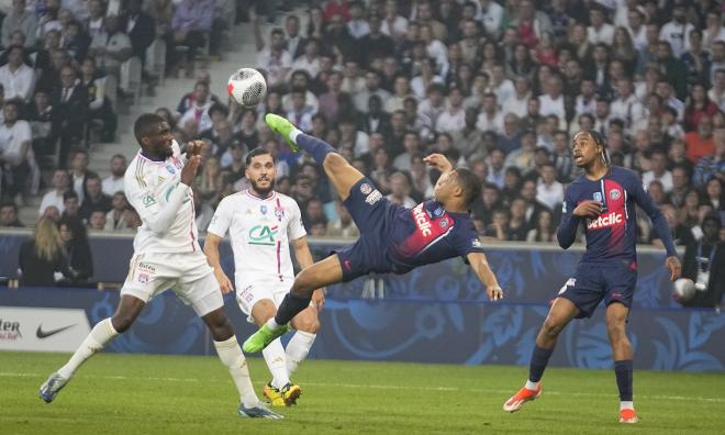 Kylian Mbappé försöker sig på en konstspark under den franska cupfinalen som hans Paris Saint-Germain vann med 2–1 mot Lyon.