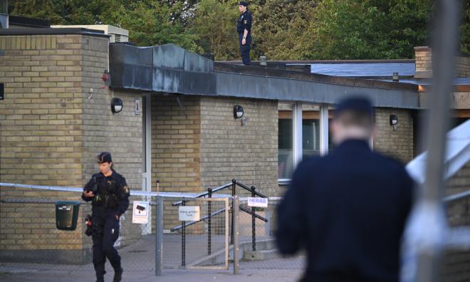 Polis på plats efter att två personer hittats skjutna i centrala Helsingborg.