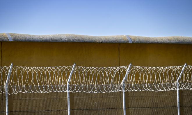 Fängelsemur med taggtråd vid anstalten i Kumla. Arkivbild.