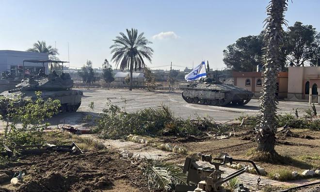 Israeliska styrkor på den palestinska sidan gränsen tidigare i maj. Bilden har distribuerats av Israels försvarsmakt.