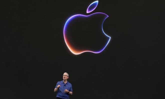 Apple, med vd Tim Cook, fick en rejäl skjuts uppåt i börsvärde i tisdags. Arkivbild