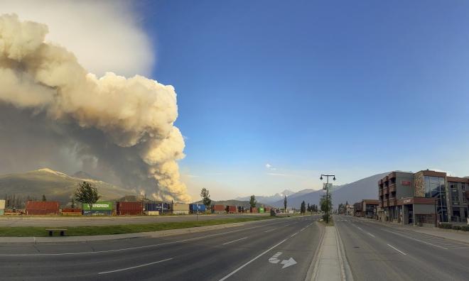 Rökmoln från branden vid staden Jasper i Alberta, Kanada.