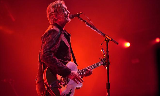 Josh Homme från Queens of the Stone Age tvingas ställa in bandets konsert på Way Out West i Göteborg. Sångarens hälsa kräver fortsatt uppsikt från läkare. Arkivbild.