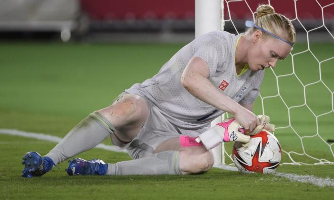 Hedvig Lindahl vid straffsparksläggningen under OS-finalen mot Kanada i Tokyo 2021. Arkivbild.