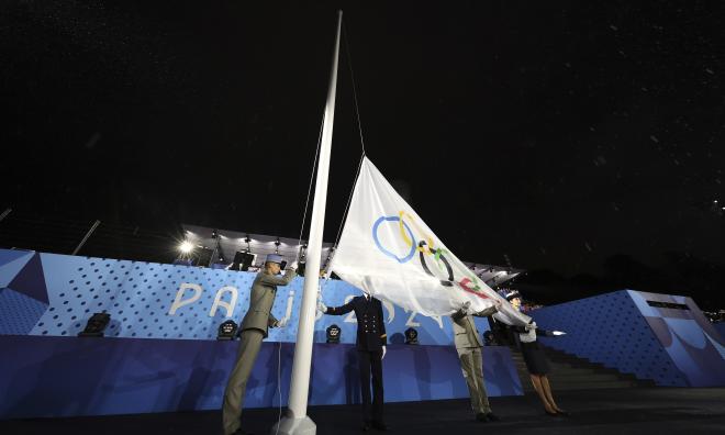 Den olympiska flaggan med sina fem klassiska ringar hissades felvänd under OS-invigningen i Paris.