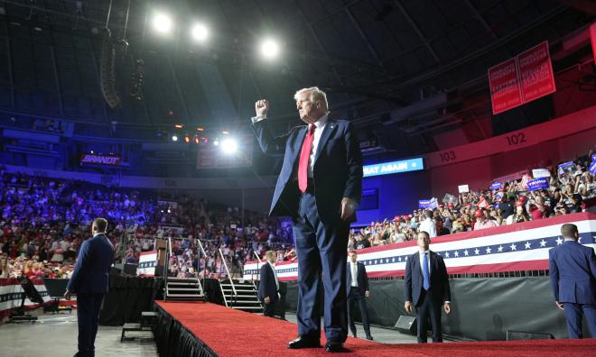 Donald Trump höll ett massmöte inomhus i onsdags, då i Charlotte i North Carolina.