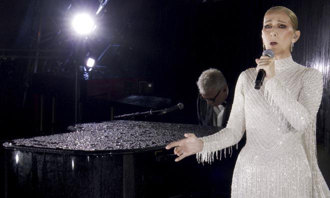 Införd en vit, glittrande klänning sjöng den kanadensiska megastjärnan Edith Piafs "L’Hymne à l’amour".