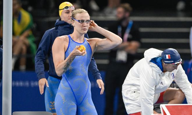 Sarah Sjöström inför försöksheatet på 4x100 m frisim (lagkapp) under förmiddagspasset på simningens första dag i La Défense Arena under OS i Paris.