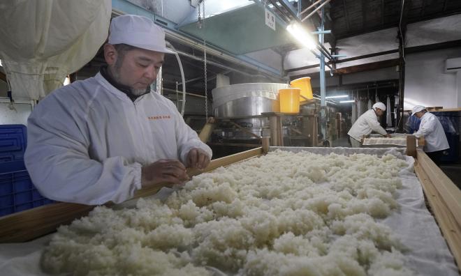 I Japan används ris inte bara till sushi och mat, utan även till framställning av sake – en alkoholhaltig dryck. Arkivbild.