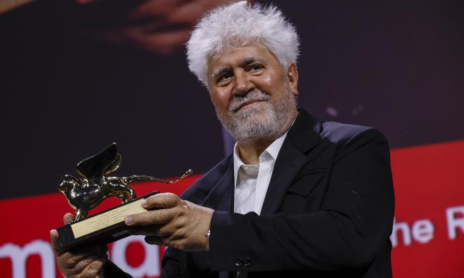 Spanske filmskaparen Pedro Almodóvar vinner Guldlejonet i Venedig.