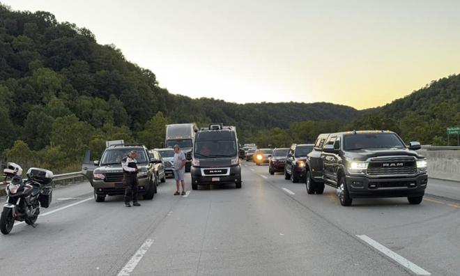 Räddningstjänsten stänger av motorvägen I-75 norr om staden London i delstaten Kentucky i USA på grund av en masskjutning vid vägen.