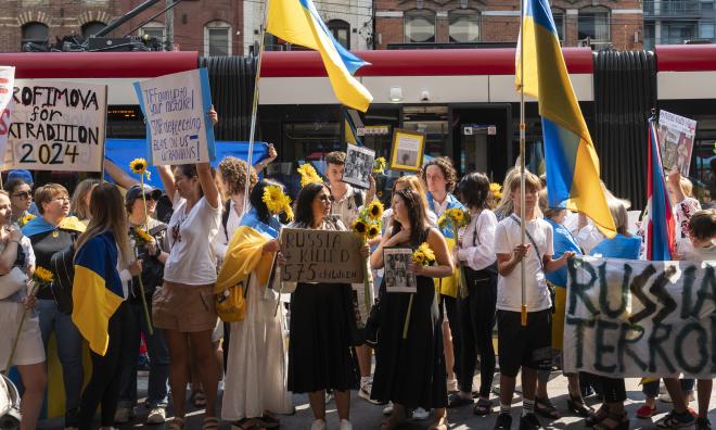 Protester utanför Torontos filmfestival där "Russians at war" skulle ha visats.