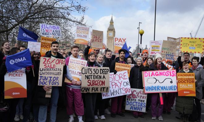 Strejkande läkare i London i maj i år. Nu har de fått ett avtal.