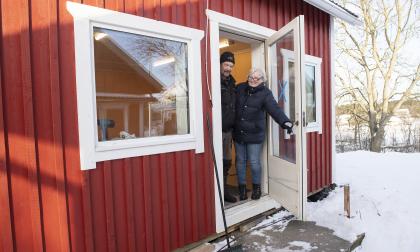 Stig och Siv Törnroos bygger om ett gammalt visthus till kök för att det ska kunna bakas mera bröd på gården. 