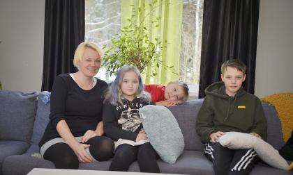 Ann-Chatrine ”Anki” Renfors och hennes familj har haft ett utmanande år. Här är hon tillsammans med tre av sina fyra barn, Ellie, Jonah och Adrian.