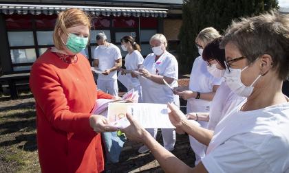 Folkhälsans organisationssekreterare Alexandra Walk-Liljeroos delade ut majblommor till ÅHS smittspårare för deras stora insattser under coronapandemin. På bild från höger: Jun Nagamori, Viveka Mansnerus-Mattsson, Christine SMulter-Welin, Josephine Blomsterlund, Christine Österback och Katinka Holmström. Alla smittspårare hade inte möjlighet att näravara vid utdelningen.