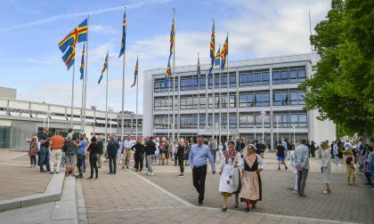 090622 , 09062022 , 20220609 , Firandet av att Ålands självstyre , Åland 100 , självstyrelsefirande , Åland firade självstyrelsedagen på torget vid Julius Sundblom statyn , hundraår av självstyrelse , republikens president Sauli Niinistö och Hans Majestät Carl XVI Gustaf , Hennes Majestät Drottning Silvia och presidentens fru Jenny Haukio besökte Åland var med på firandet , kungabesök , Kung Carl Gustaf XVI , ålands flagga 