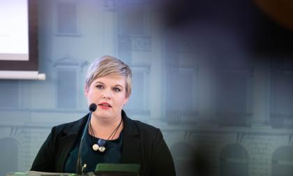 Finska Centerns partiledare, Annika Saarikko, är pressad av partiets kräftgång i opinionsmätningarna. I Yles senaste gallup når Centern ett bottenrekord med bara nio procent av rösterna. Foto: Fanni Uusitalo, statsrådets kansli