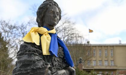 090322 , 09032022 , 20220309 , Statyn i stadshusbacken som  föreställer ryska kejsarinnan Maria Alexandrovna som också gett sitt namn åt Mariehamn , klädd i Ukrainska flaggfärgerna , Ukraina kriget , Ukrainakrisen , protest mot kriget i Ukraina , staty 