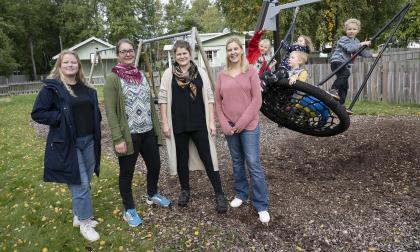 Daghem, dagis, Bullerboda, Lemland,  *** Local Caption *** @Bildtext:Vikarierande läraren Josefina Berndtsson, läraren Hanna Lilja, föreståndaren för daghemmen Bullerboda och Gullvivan Emma Dannström samt barnomsorgsledare Maria Hellström är glada över att Lemlands kommun ökar bemanningen på daghemmen. Gungar bredvid dem gör Alice Aspbäck, Sol Bergman, Olle Borenius, Filip Perander och Viggo Aavanen, som är skymd. De går på daghemmet Bullerboda.
Foto: Daniel Eriksson