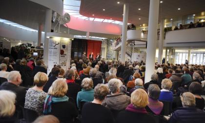 putin, litteraturdagarna *** Local Caption *** @Bildtext:Det var proppfullt i stadsbiblioteket under det som kallades litteraturdagarnas höjdpunkt: samtalet mellan Stig Fredrikson och Anna-Lena Laurén om vad som rör sig i huvudet på Vladimir Putin.