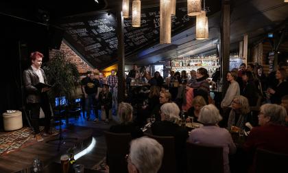 Mariehamns litteraturdagar, Bakfickan *** Local Caption *** @Bildtext:Kvällen inleddes som alltid med att vinnaren i höstens Poetry Slam gör ett framträdande. I år var pristagaren den unge talangen Frans Erlandsson, han läste några av sina dikter med titlar som Brev till mina framtida barn och Skelettet i biologisalen.