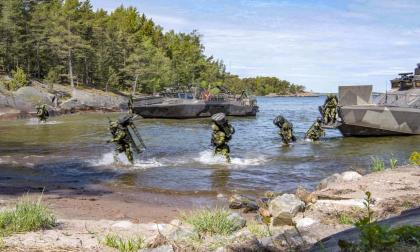 Ett utökat försvarssamarbete mellan Sverige och Finland har blivit nödvändigt, säger Rysslandsexperten Patrik Oksanen. På bilden syns svenska Amfibieregementet och finländska Nylands brigad under en gemensam övning i Östersjön i juni 2019.
@Foto:Försvarsmakten